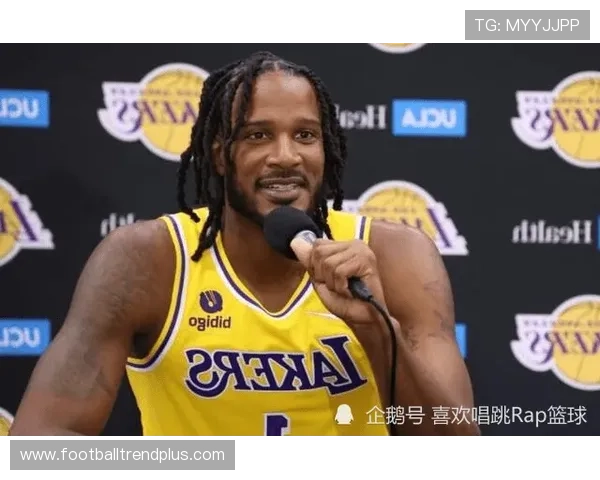 湖人队与快船队展开季前赛对决 詹姆斯状态回暖浓眉表现亮眼