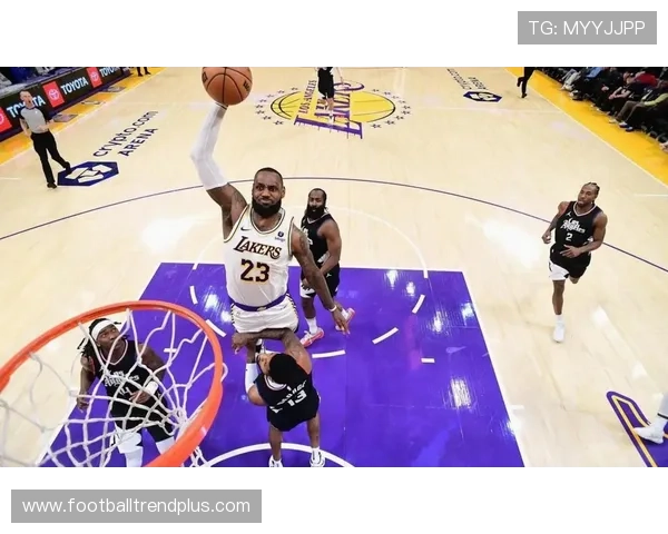 湖人詹姆斯关键时刻力挽狂澜助队赢下激烈对决